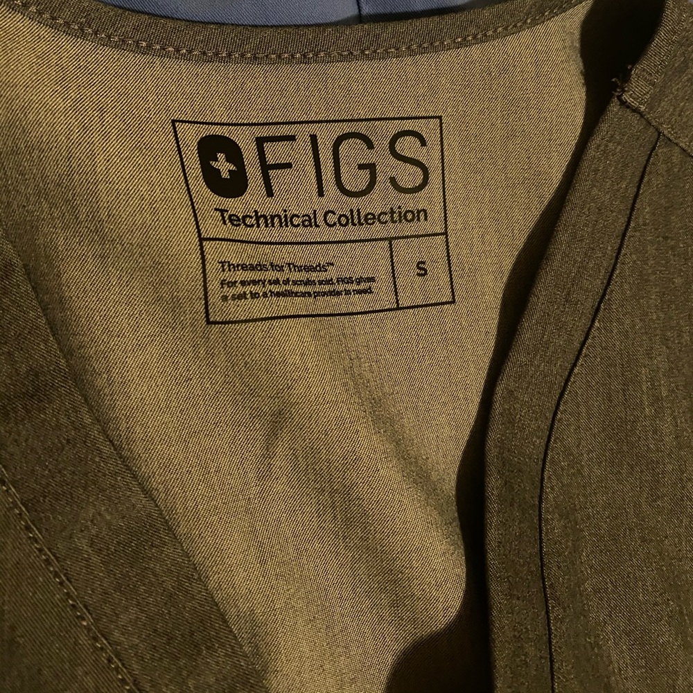 Size SMALL Grey Figs One Pocket Scrub Top